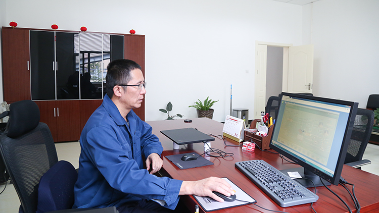 肖云通過在線檢測系統(tǒng)，分析選礦生產(chǎn)數(shù)據(jù).JPG