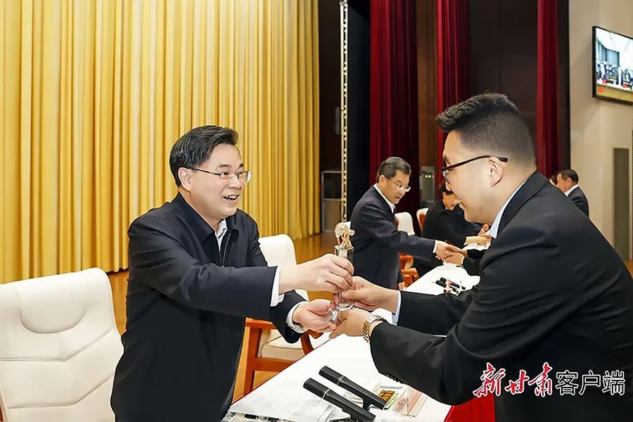 2-2023年5月，省委書記、省人大常委會(huì)主任胡昌升為金徽礦業(yè)旅游景區(qū)授“全省文化旅游發(fā)展突出貢獻(xiàn)集體獎(jiǎng)”。.jpg