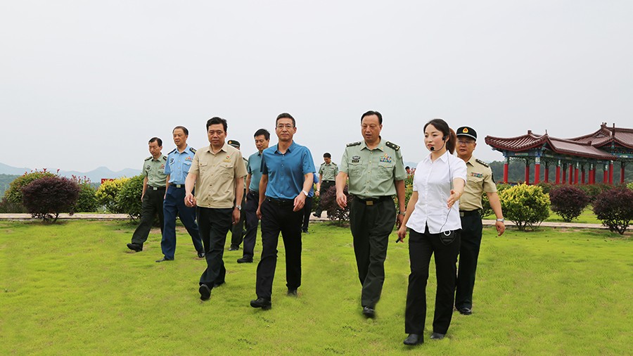 17-2020年7月，省委常委、省軍區(qū)司令員王文清蒞臨金徽股份調(diào)研企業(yè)編兵和綠色礦山建設(shè)工作是表示：金徽股份將民兵作為企業(yè)應(yīng)急救援力量的一員，充分發(fā)揮了民兵作用，立起了在企業(yè)編兵的標(biāo)桿。.jpg