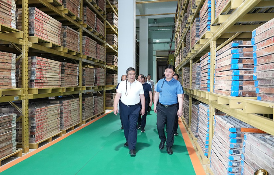 51-2022年6月，省農(nóng)業(yè)農(nóng)村廳一級(jí)巡視員朱寶瑩蒞臨金徽股份調(diào)研綠色礦山建設(shè)工作。.jpg