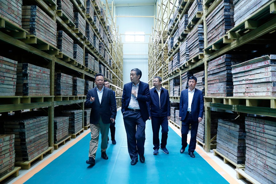 55-2019年4月，全國(guó)綠色礦山建設(shè)標(biāo)準(zhǔn)解讀與經(jīng)驗(yàn)交流研討會(huì)——綠色礦業(yè)發(fā)展萬(wàn)里行（隴南站）活動(dòng)在金徽股份舉辦。中國(guó)礦業(yè)聯(lián)合會(huì)黨委書記、會(huì)長(zhǎng)彭齊鳴出席主持會(huì)議，并就金徽股份的綠色礦山建設(shè)情況進(jìn)行調(diào)研。.jpg