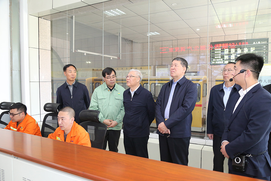 全國(guó)政協(xié)常委，省政協(xié)副主席，民進(jìn)中央常委、甘肅省主委尚勛武調(diào)研金徽股份時(shí)強(qiáng)調(diào)，要加強(qiáng)科技創(chuàng)新與人才培養(yǎng)。-900.jpg
