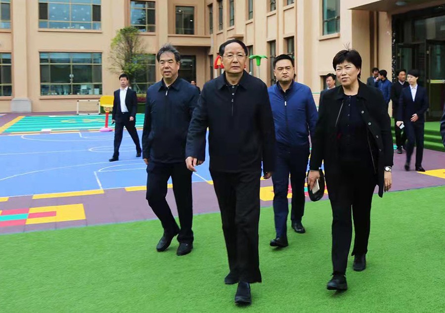 5.2018年4月，時(shí)任省政協(xié)主席、黨組書記歐陽(yáng)堅(jiān)蒞臨金徽企業(yè)視察-900.jpg